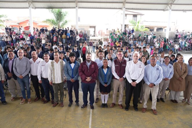 Autoridades educativas y alumnado del Cobaem Sicuicho se reúnen en un acto oficial tras la entrega de la Clave de Centro de Trabajo, fortaleciendo la educación media superior en comunidades originarias de Michoacán. | Michoacán Informa