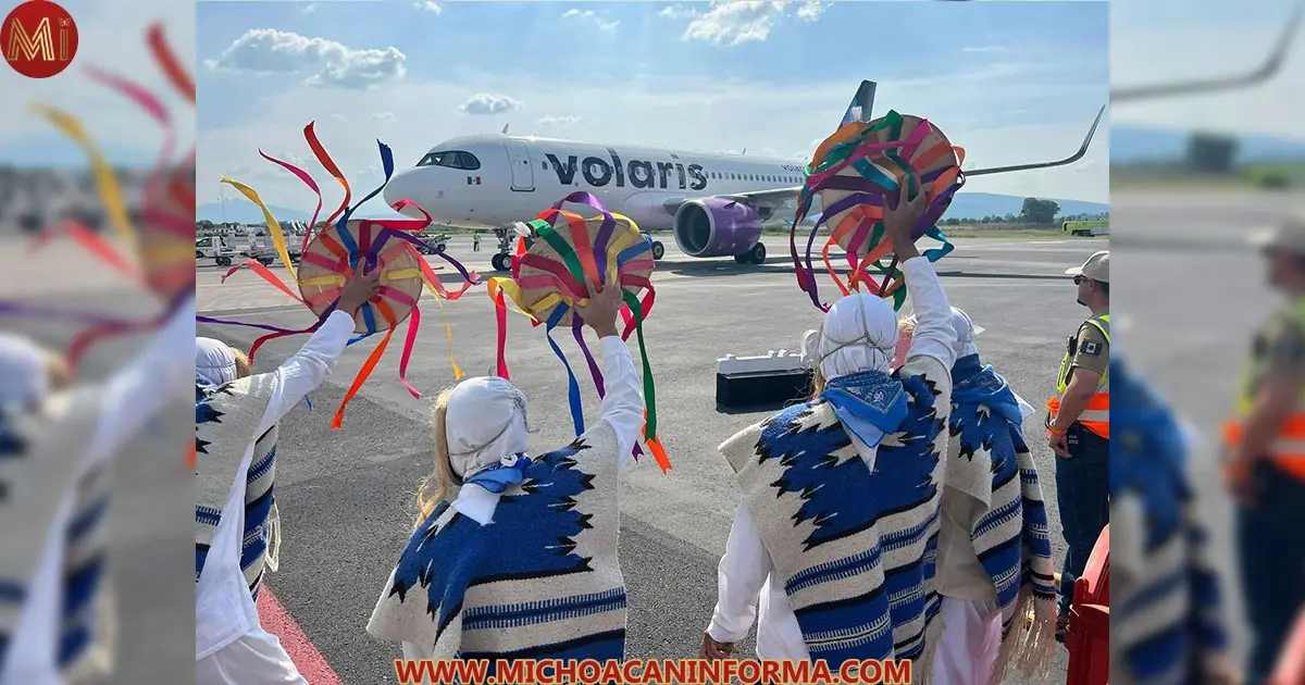 Bailarines de la Danza de los Viejitos, despiden a un avión de Volaris en el Aeropuerto Internacional de Morelia.